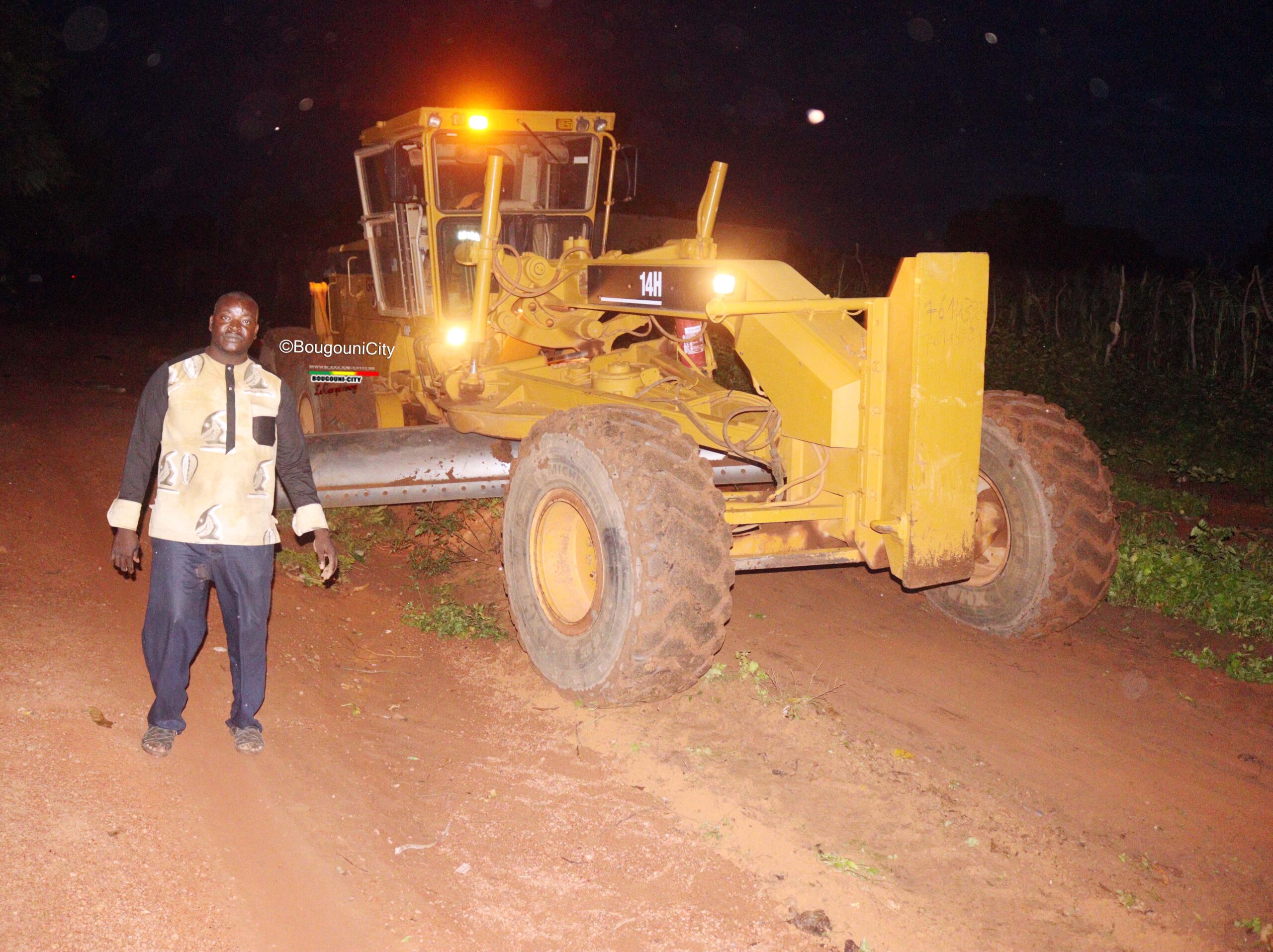 Sidiki Konaté promoteur de l'entreprise Assou Decor à Bougouni gratte un carré de son quartier Heremakono Nord